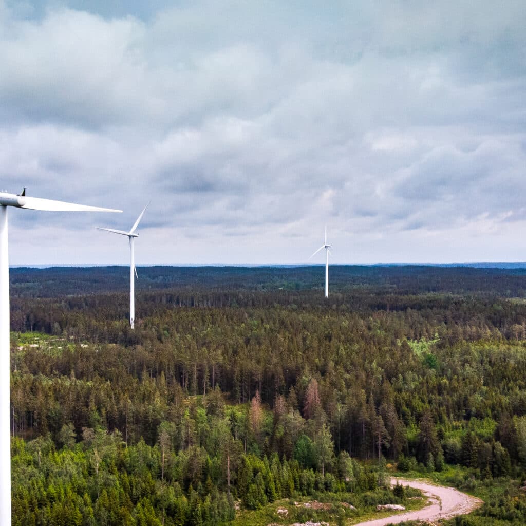 vindkraftverk, vindkraft, elenergi, energieffektiviseringsfond, el, vindkraftspark, himmel, propeller, propellerblad, vindenergi, energi, miljömärkt, miljömärkning, skog, träd, himmel, energiproduktion, moln