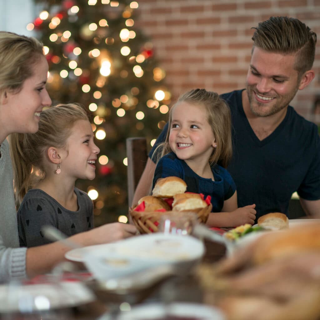 ljus, jul, mat, matbord, familj, man, kvinna, barn, flicka, middagsbord, middag, högtid, måltid, äta, samlas, tillsammans, julgran, lliv, glädje, present, fira, dekoration, miljömärkt, 618180144, kärlek, närhet, glädje, matrum, köksbord, inomhus