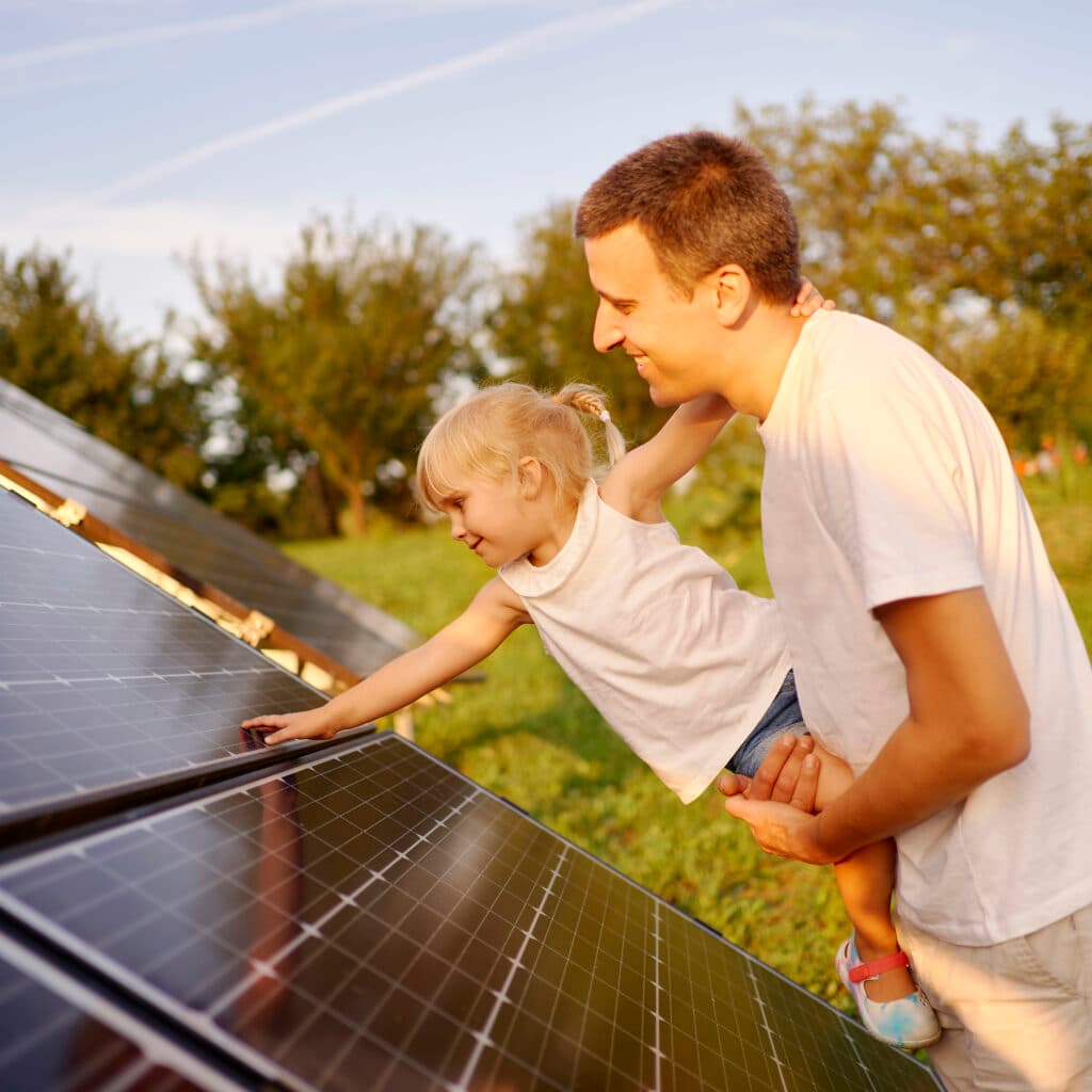 sommar, sol, barn, man, solpanel, energi, gräs, grön, miljö, natur, familj.
