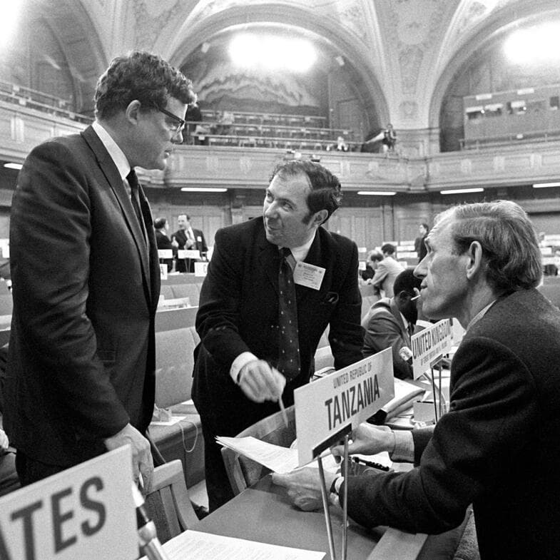 Tre delegater diskuterar under Stockholmskonferensen 1972. Frän höger till vänster: Gordon J.F. ...