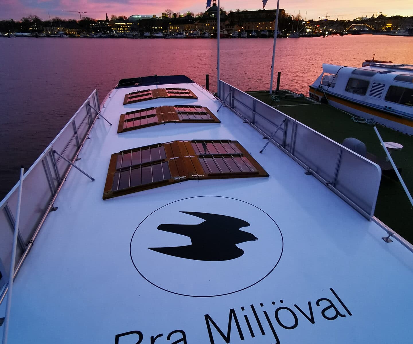 Eco sightseeing Bra Miljöval-logo på däck