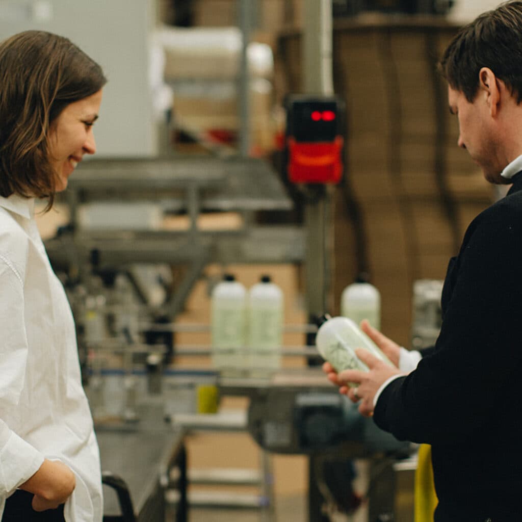 Fredrik Löf, VD Kemibolaget Ocean i fabrik i Vadstena visar en miljömärkt produkt.