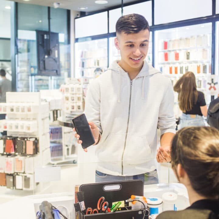 Lämnar in mobil för reparation.