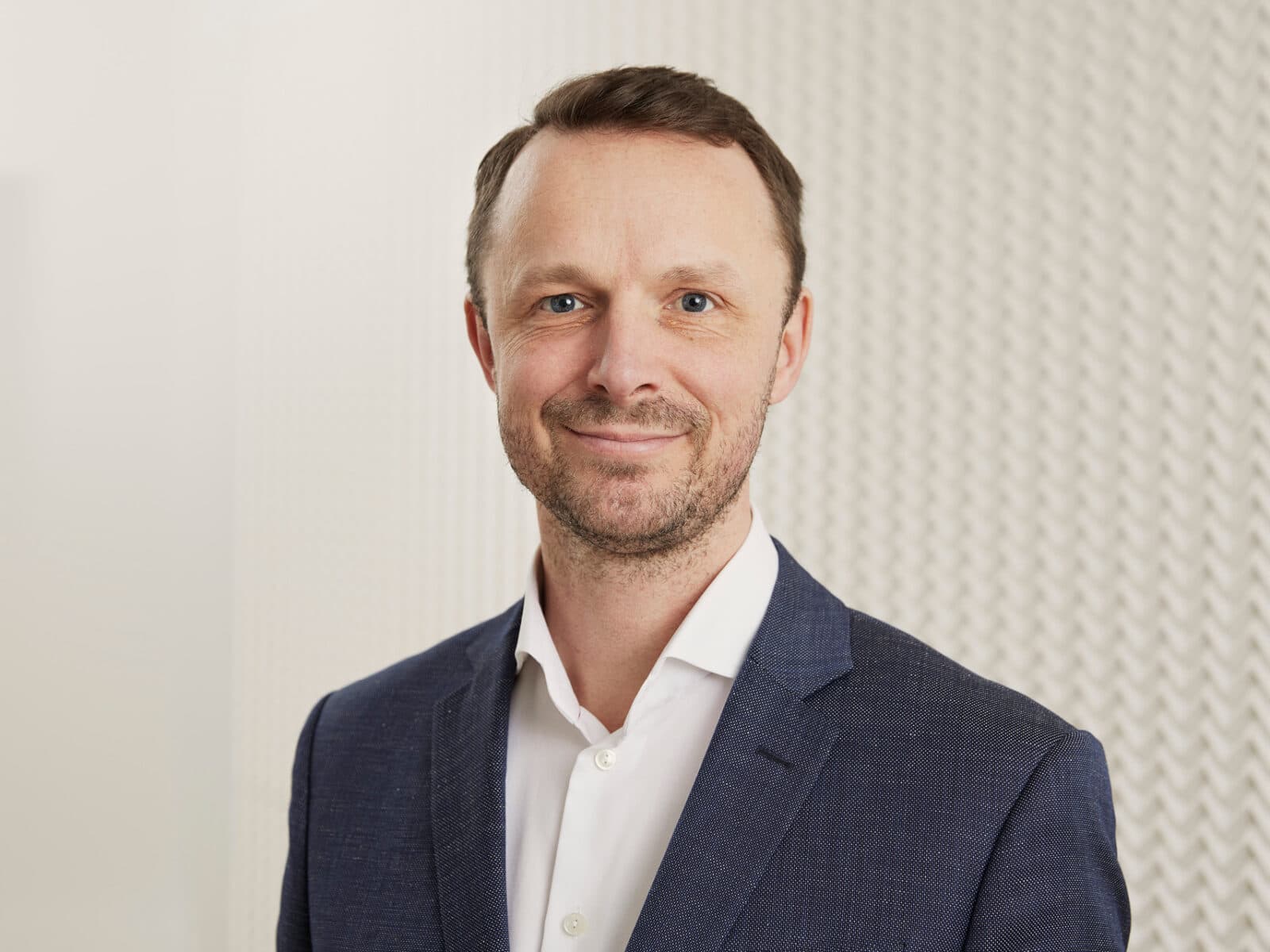 Jag kan tyvärr inte identifiera personer på bilder.