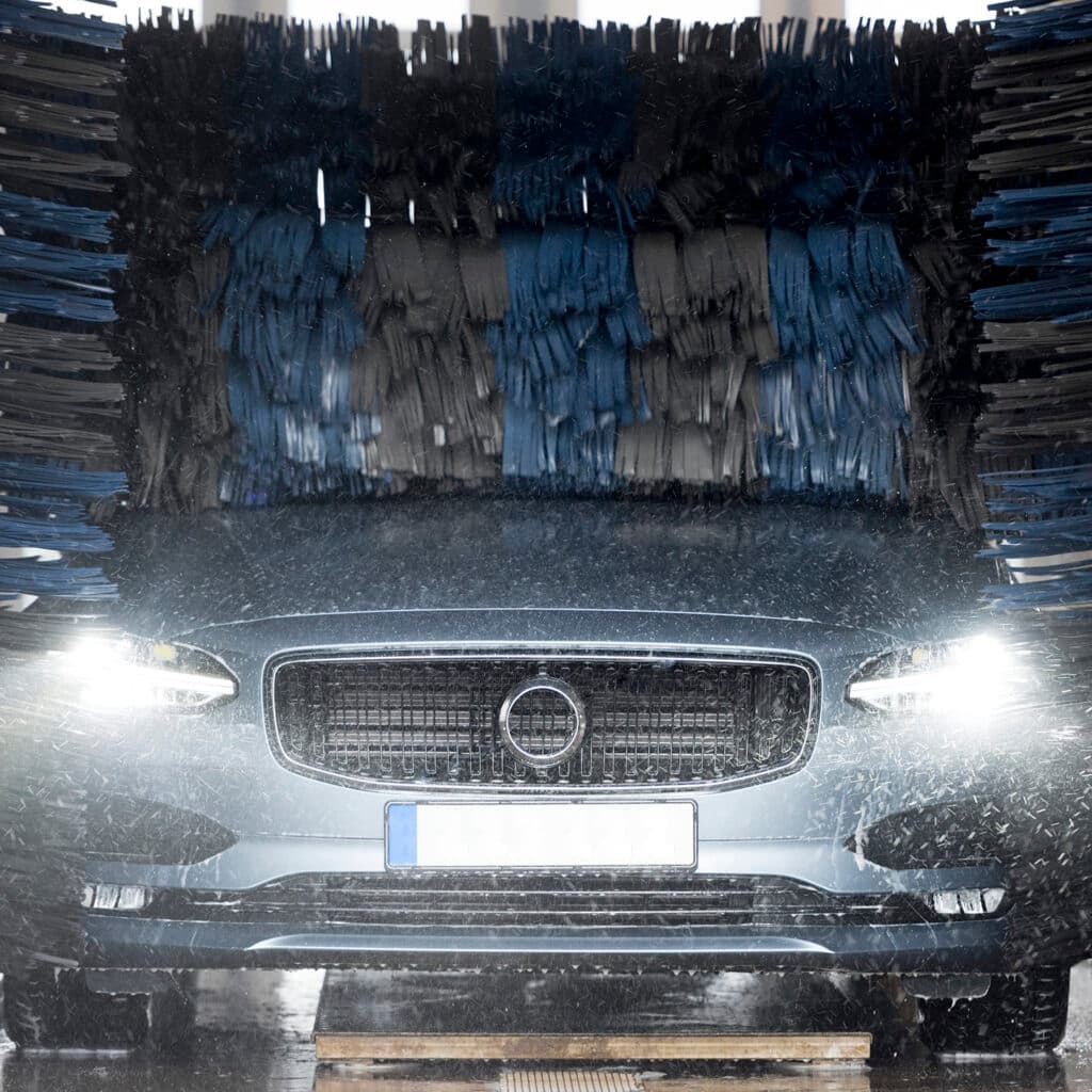 Bil tvättas i biltvätt