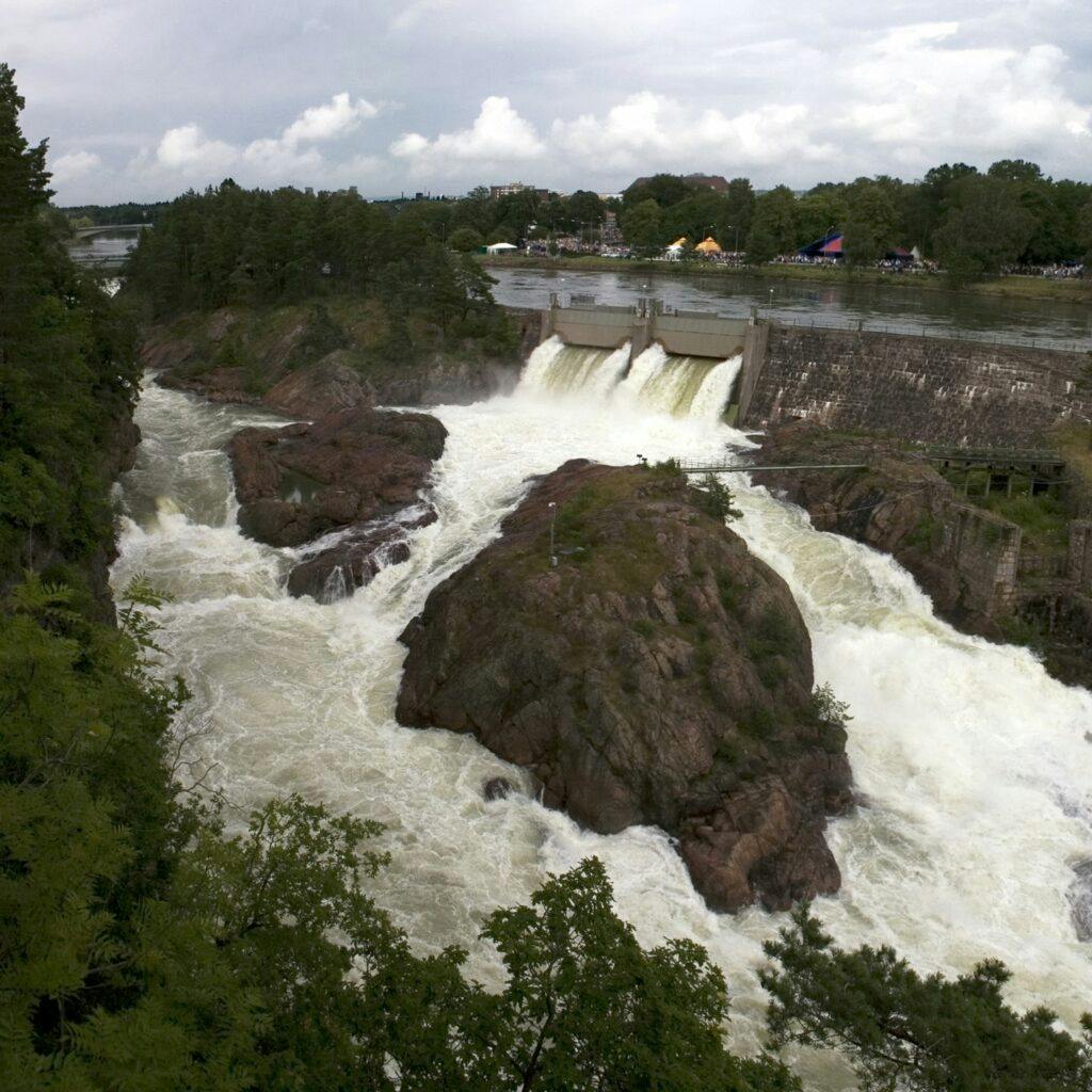 Göta Älv med vattenfall i Trollhättan.