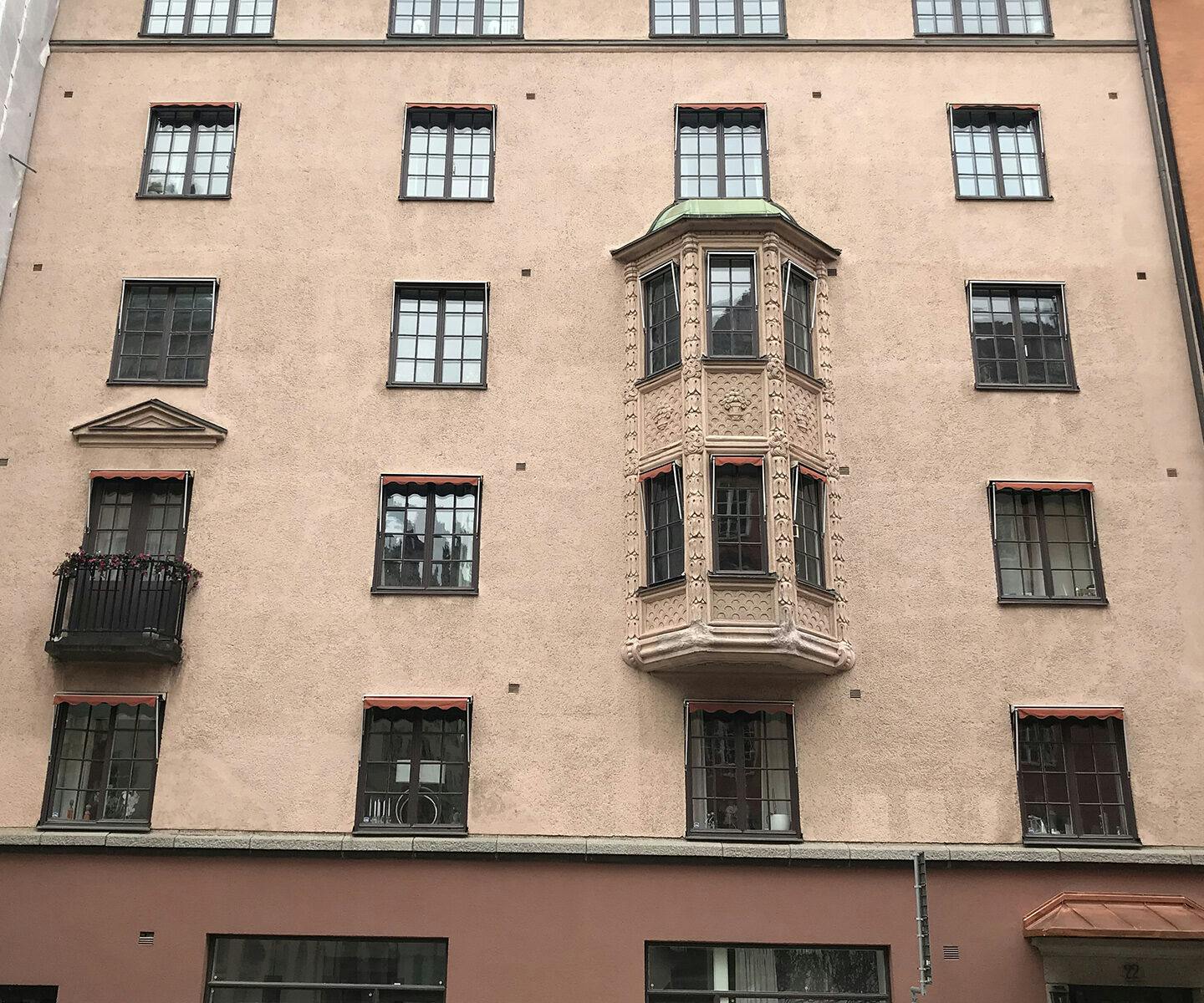 Bostadsrättsförening isolerade historiska fönster och sparade energi.