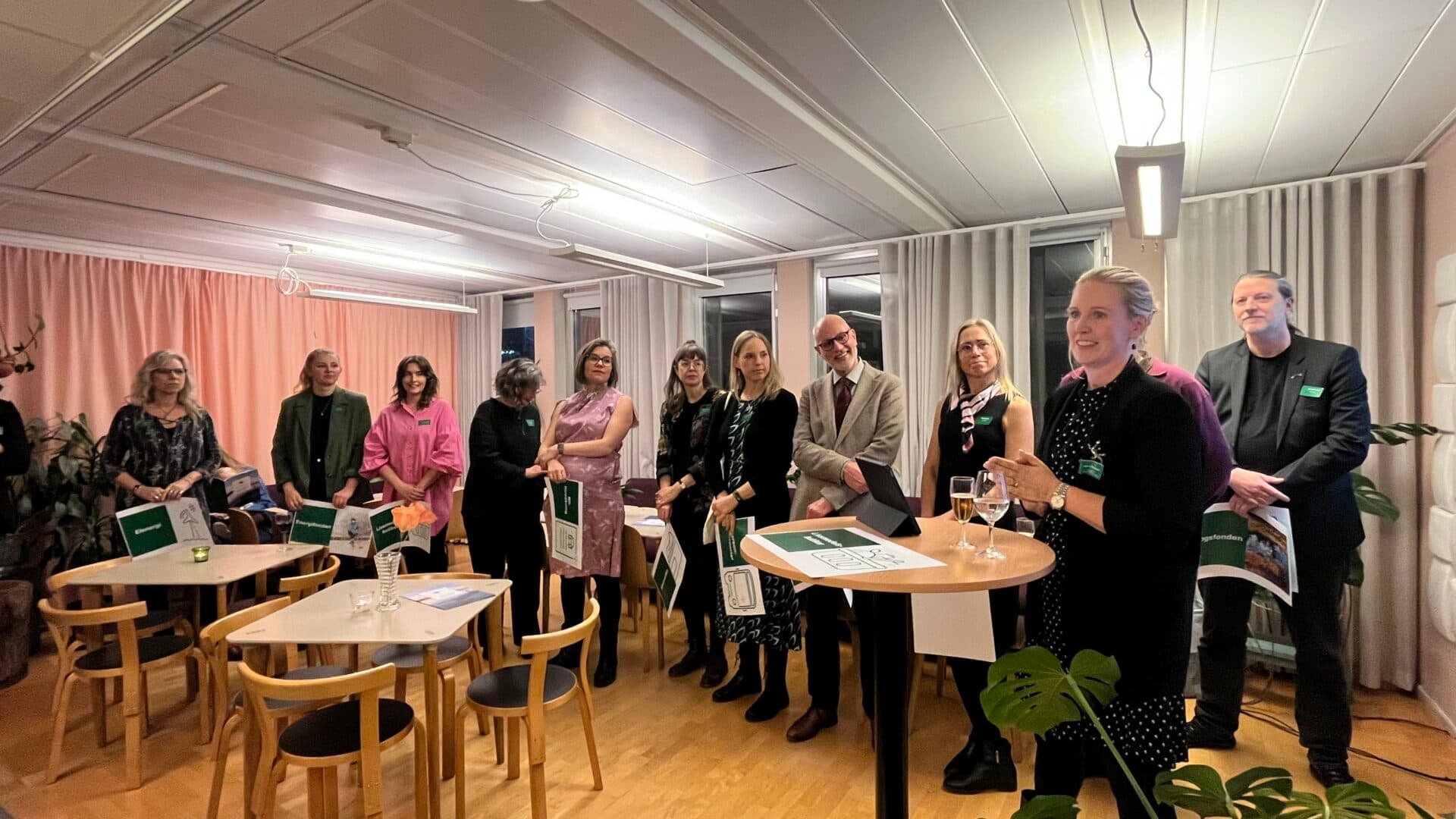 Jag kan inte identifiera personer på bilden, men det verkar vara en grupp människor som står i ett ...