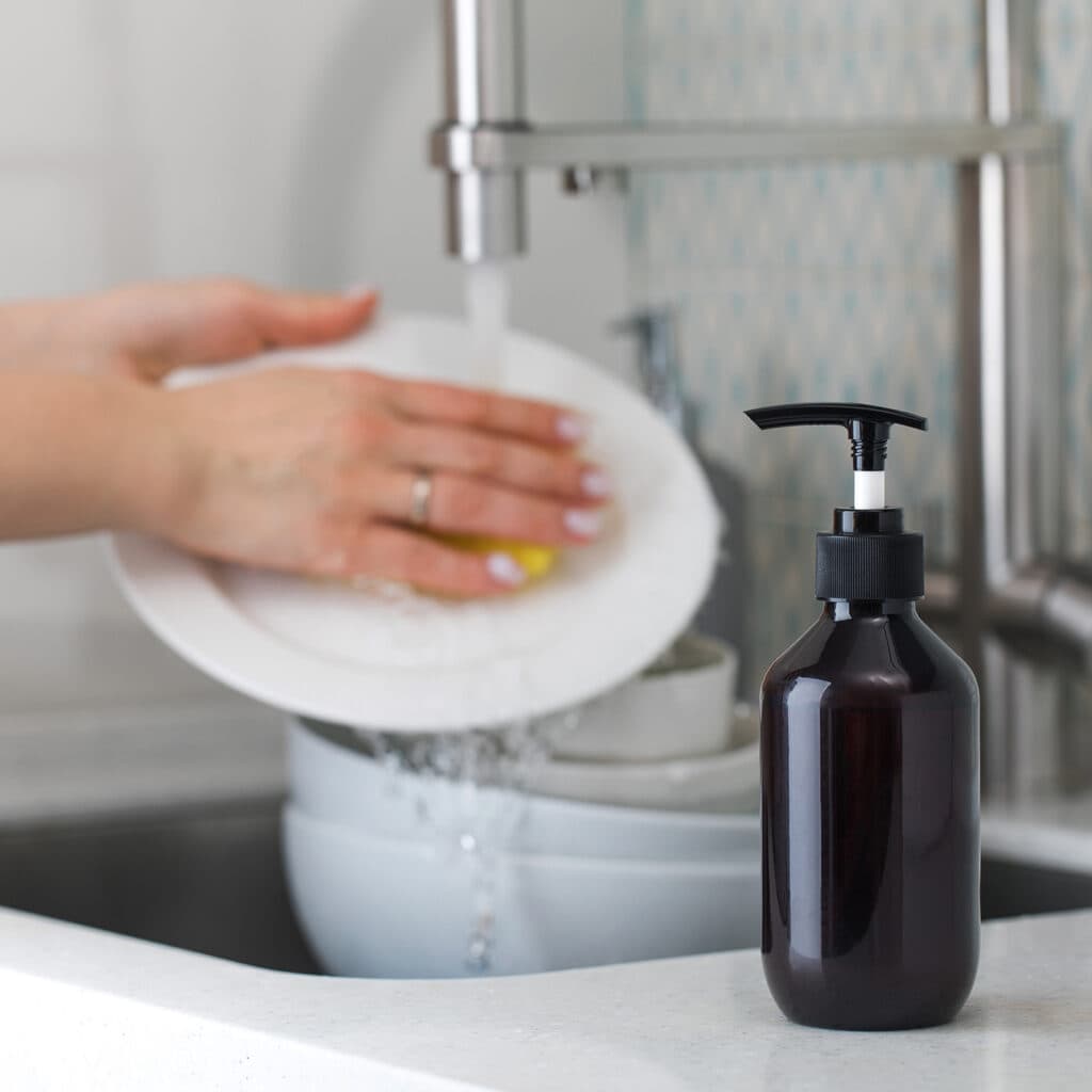 Diskar med miljömärkt diskmedel