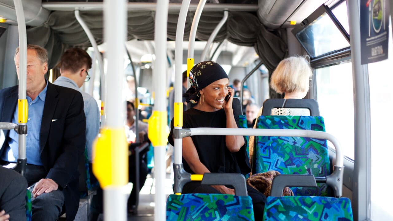 En kvinna som åker buss.